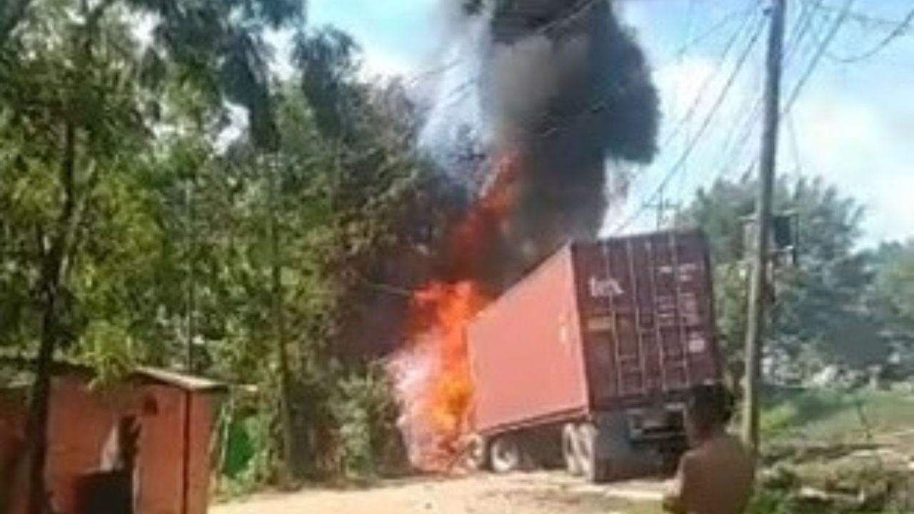 Una rastra se incendia luego de sufrir un accidente en Cofradía