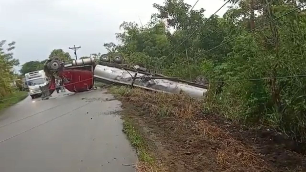 Pesada rastra que cargaba aceite de palma, se volcó en el kilómetro 17 de la CA-13