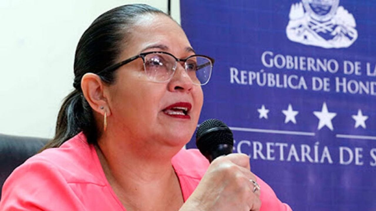 La pandemia aún no termina, "no es tiempo de quitarse la mascarilla", según ex ministra de salud