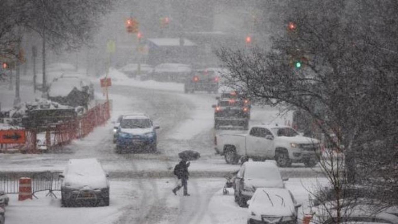 Noreste de EE. UU. afectado por nevadas y apagones por paso de tormenta invernal