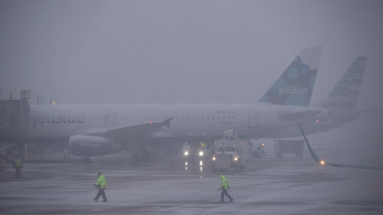 Gran tormenta en EE. UU. causa retrasos y cancelaciones de vuelos en el sur de Florida