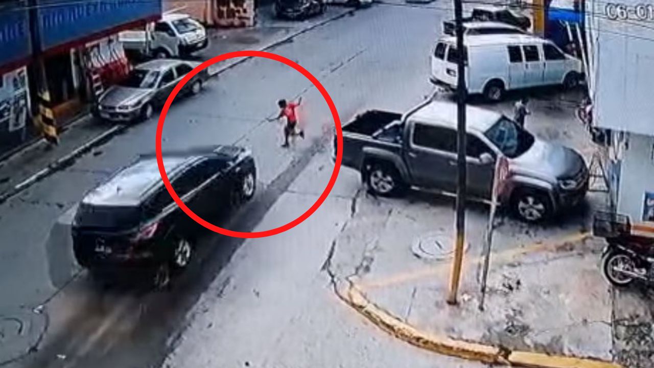 ¡Impactante vídeo! Niño hondureño sale volando tras ser embestido por camioneta en SPS