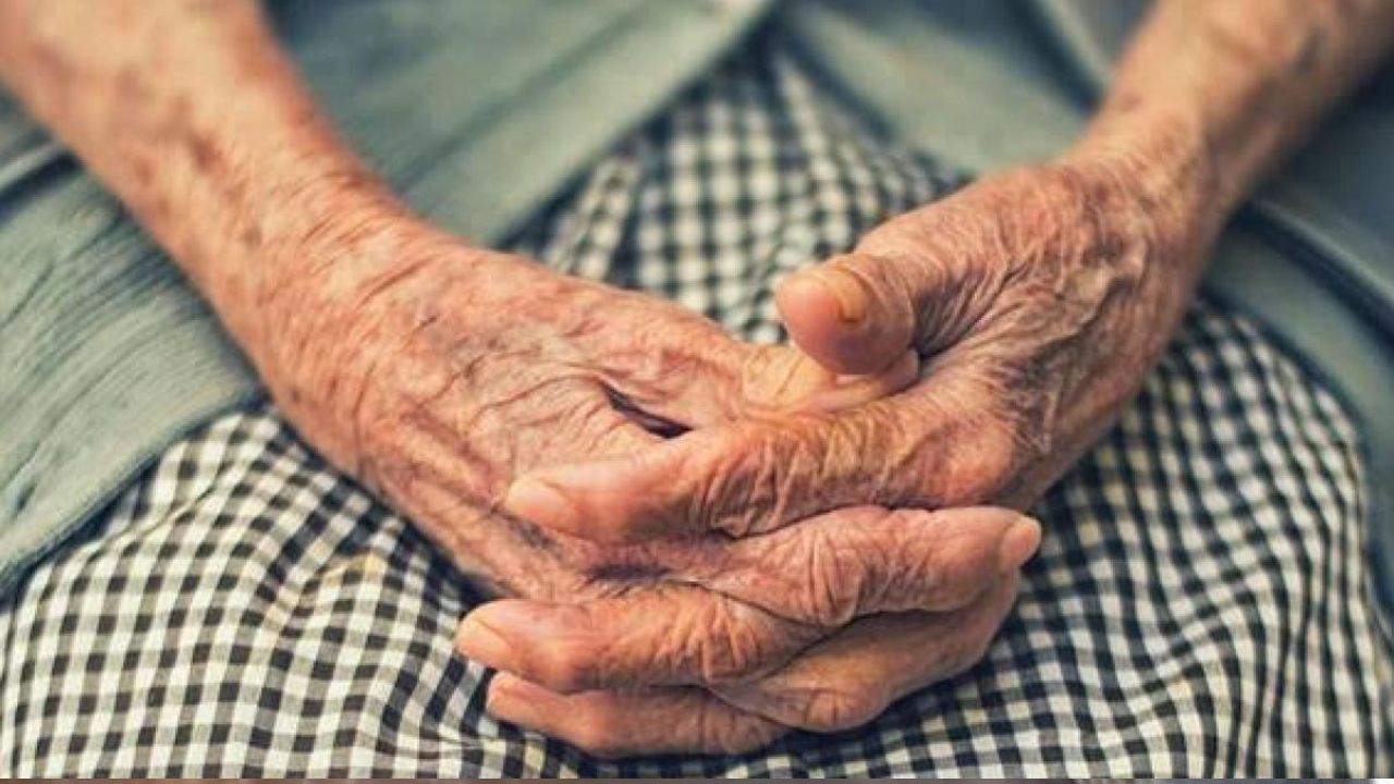 ¡Salvaje! Hijo golpeó con un palo a su madre de 67 años porque no le lavó la ropa