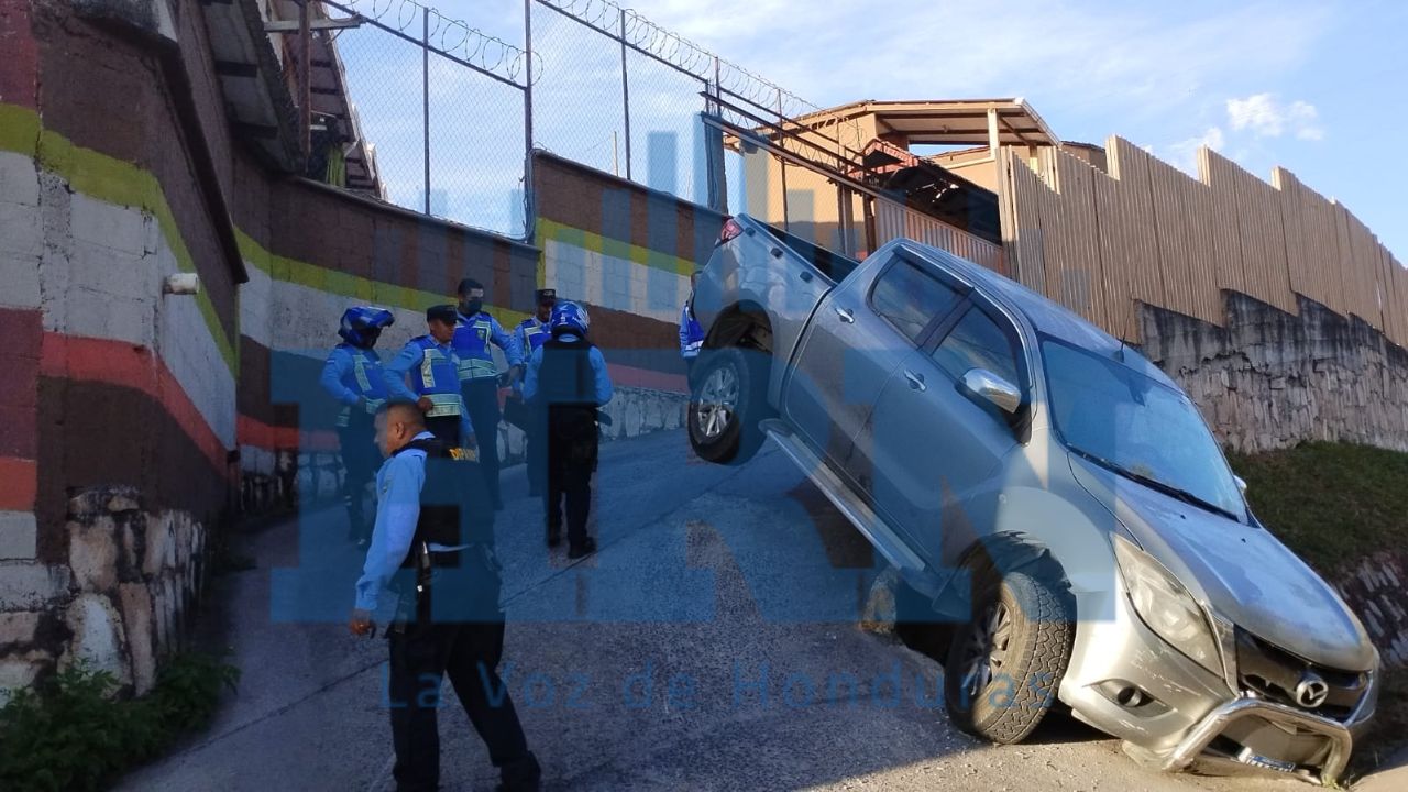 Hondureño iba saliendo de un motel en el anillo periférico y se accidentó en la entrada