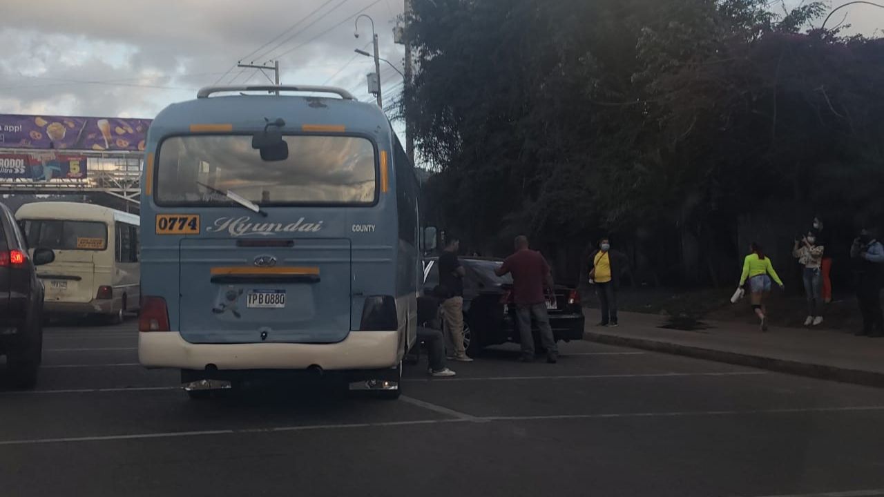 Se registra un accidente de tránsito entre un 'rapidito' y un turismo frente a la UNAH en Tegucigalpa