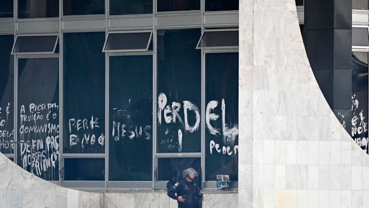 Policías antidisturbios entran al palacio presidencial de Brasil