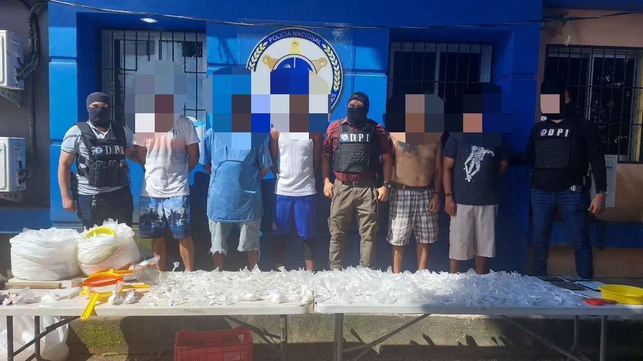 Capturan a cinco supuestos miembros de la pandilla 18 por tráfico de drogas en La Ceiba