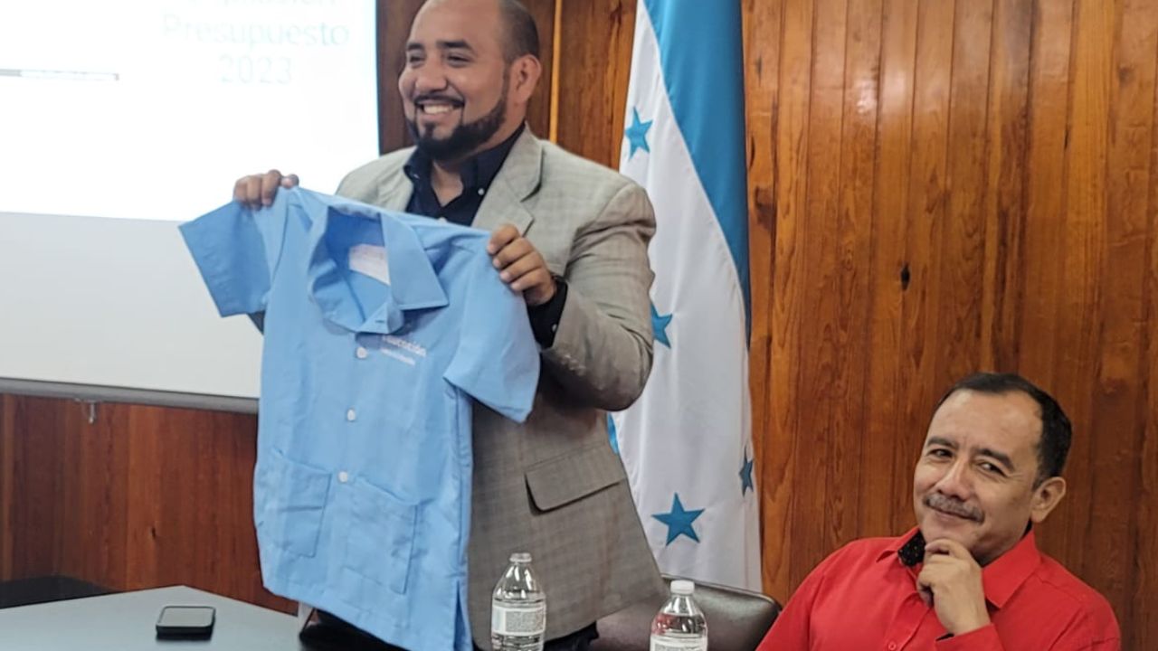 En Banasupro venderán gabacha escolar aprobada por Educación para 2023