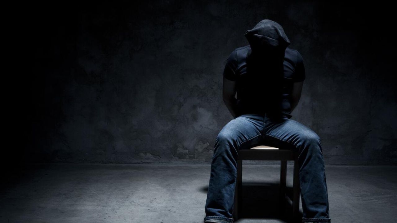 Con una bolsa en la cabeza, joven fingió secuestro y envió vídeo a la tía de su novia para extorsionarla