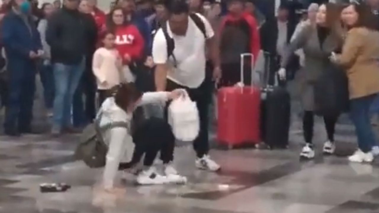 ¿No te da vergüenza?, esposa a hombre que defendió a su amante en pleno aeropuerto