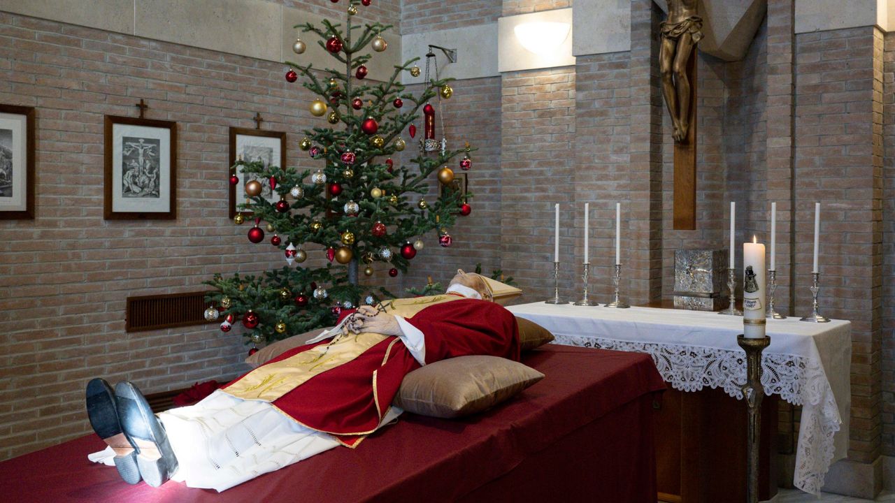 Imágenes: cuerpo de Benedicto XVI yace en la capilla del monasterio Mater Ecclesiae