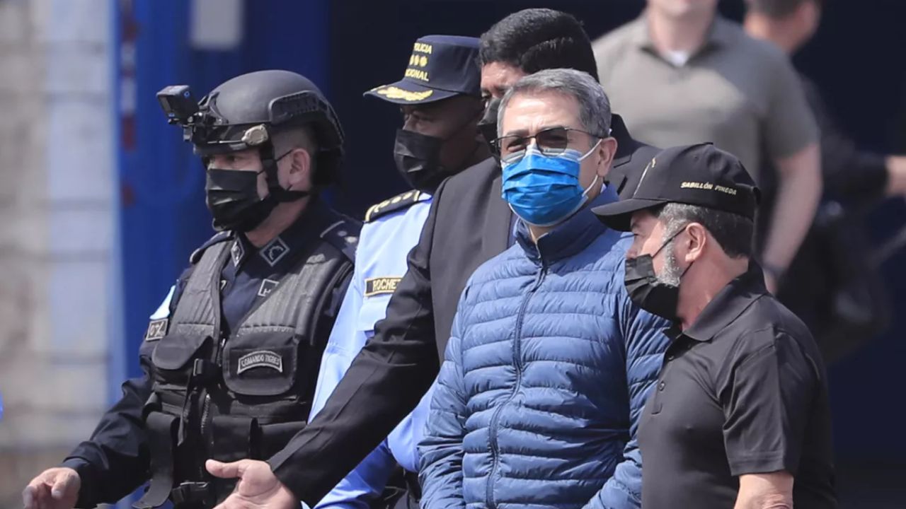Juez niega solicitud de reprogramación de juicio de JOH y programa nueva audiencia