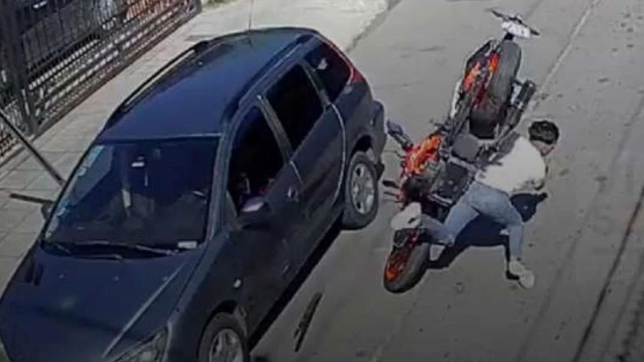 Robó una moto y murió en ella: se puso a hacer piruetas e impactó contra auto estacionado