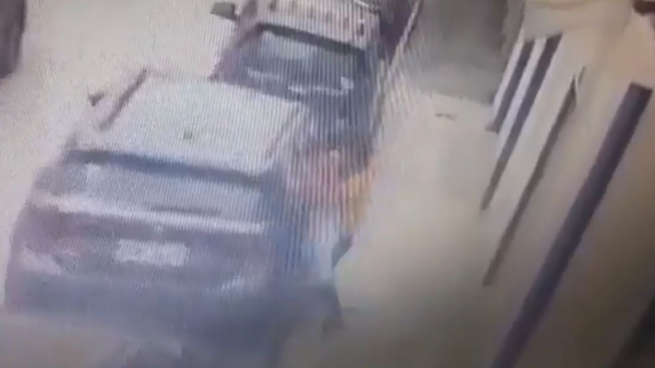 Vídeo: Dueño de carro da golpiza a ladrón que le robaba un retrovisor