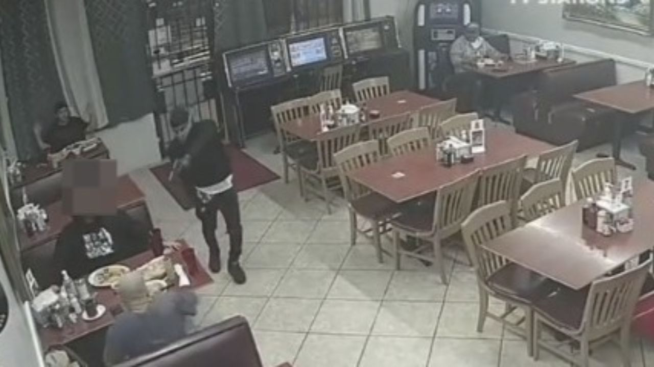 Matan a un ladrón que había asaltado un restaurante con un arma falsa en EE. UU. (vídeo)