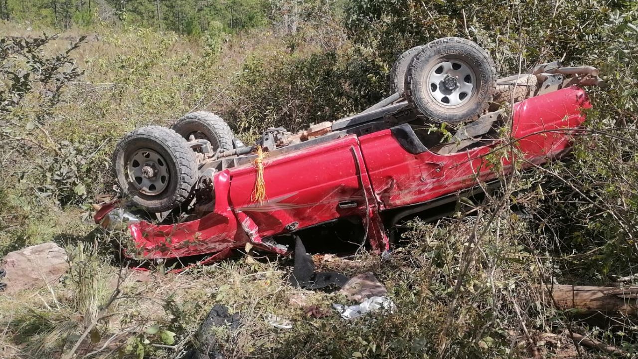 Imagen de Dos niños mueren al volcar carro que conducía una adolescente de 15 años