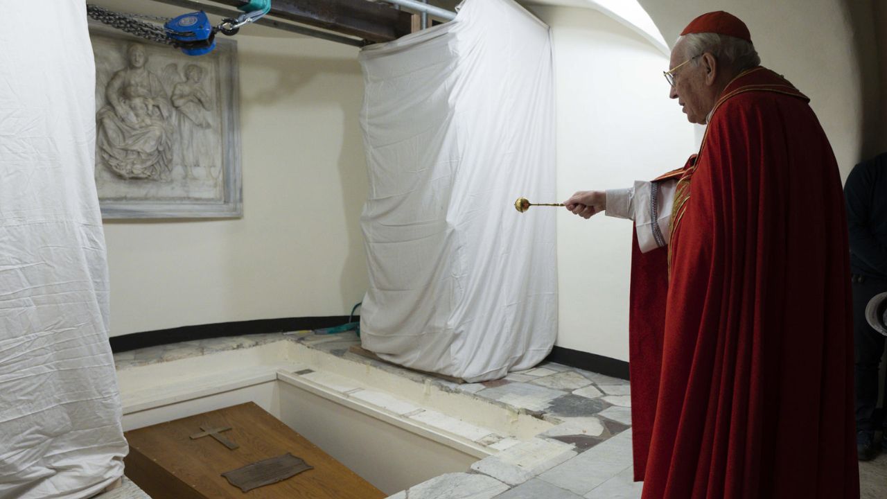 El papa emérito Benedicto XVI ya reposa en la cripta vaticana