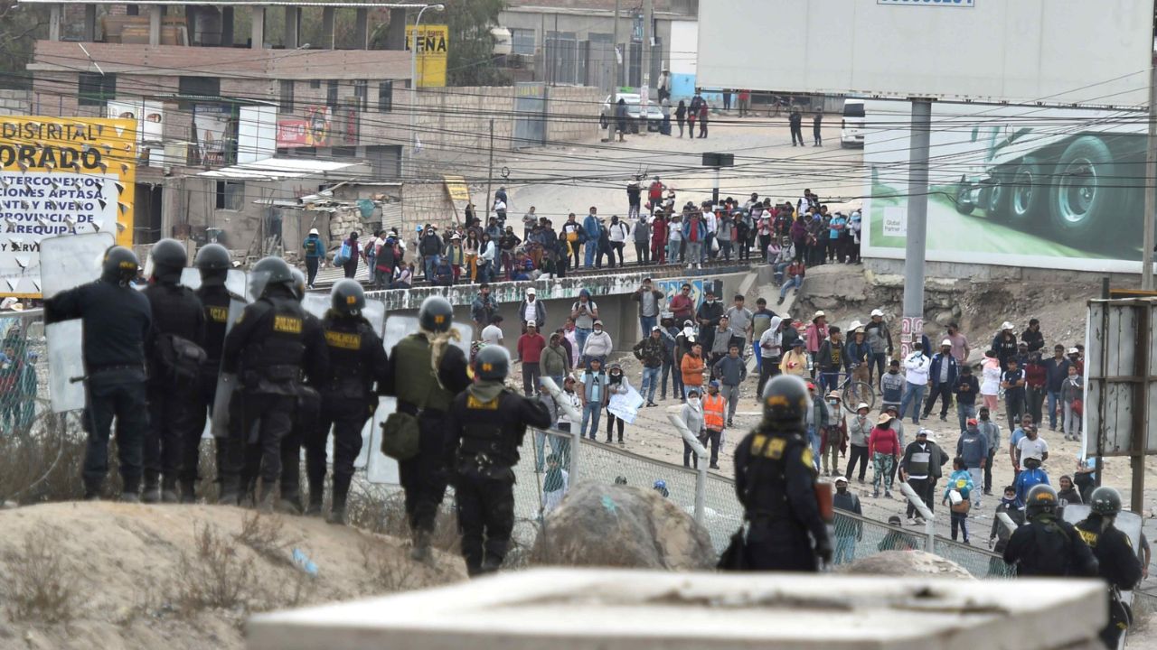 Manifestantes retienen a policía como rehén en sur de Perú, tras disturbios