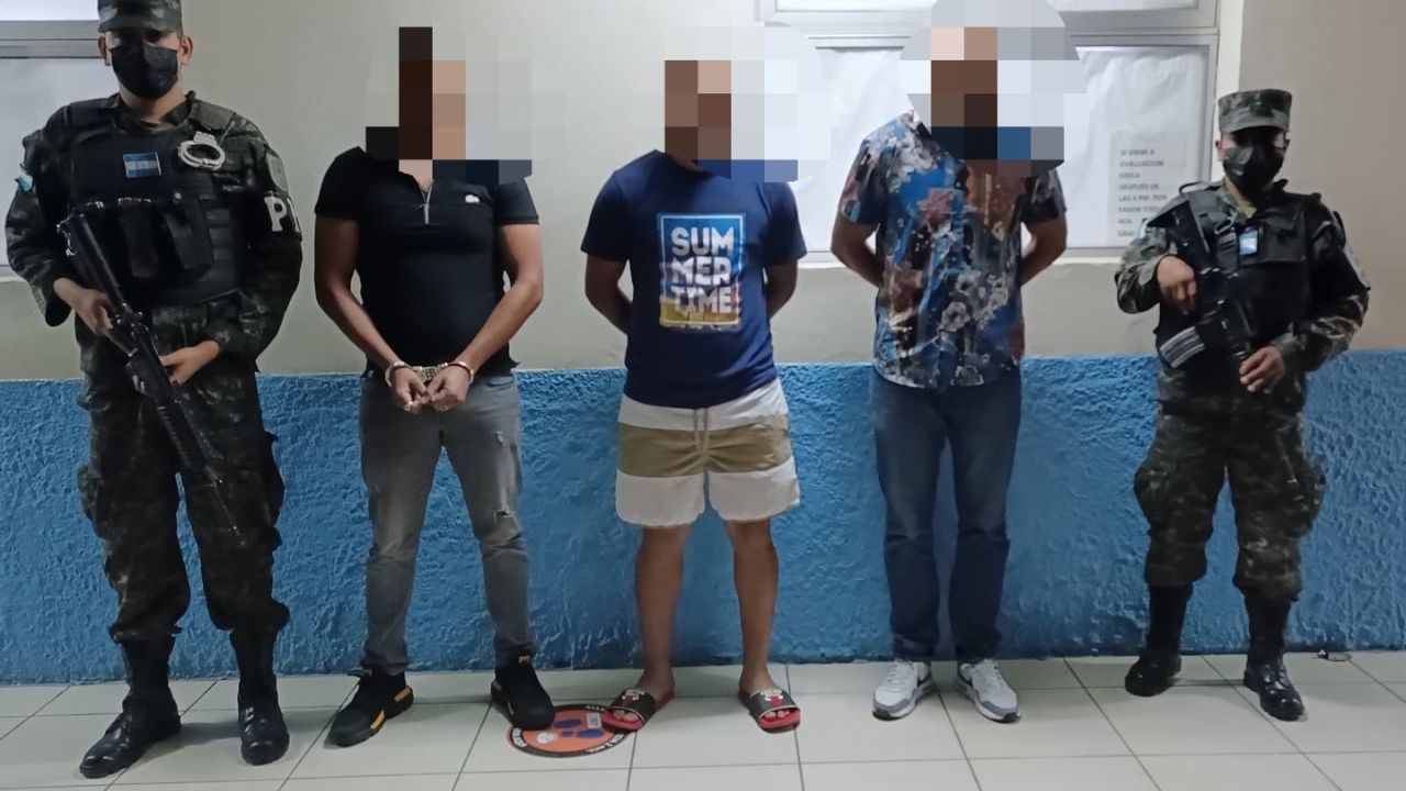 Cae policía hondureño con pasamontaña, chaleco antibala, armas y municipios en SPS