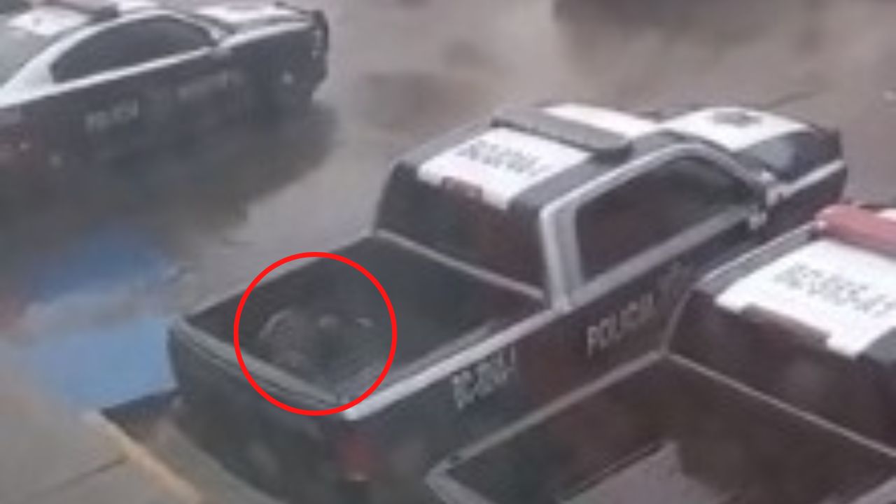 Policías dejan a un detenido inconsciente bajo la lluvia en la paila de una patrulla en México (vídeo)