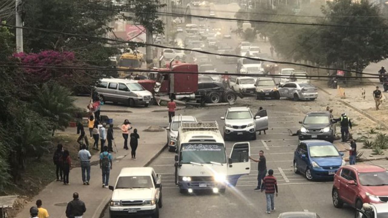 Cabezal de una rastra provoca accidente frente a la UNAH en Tegucigalpa