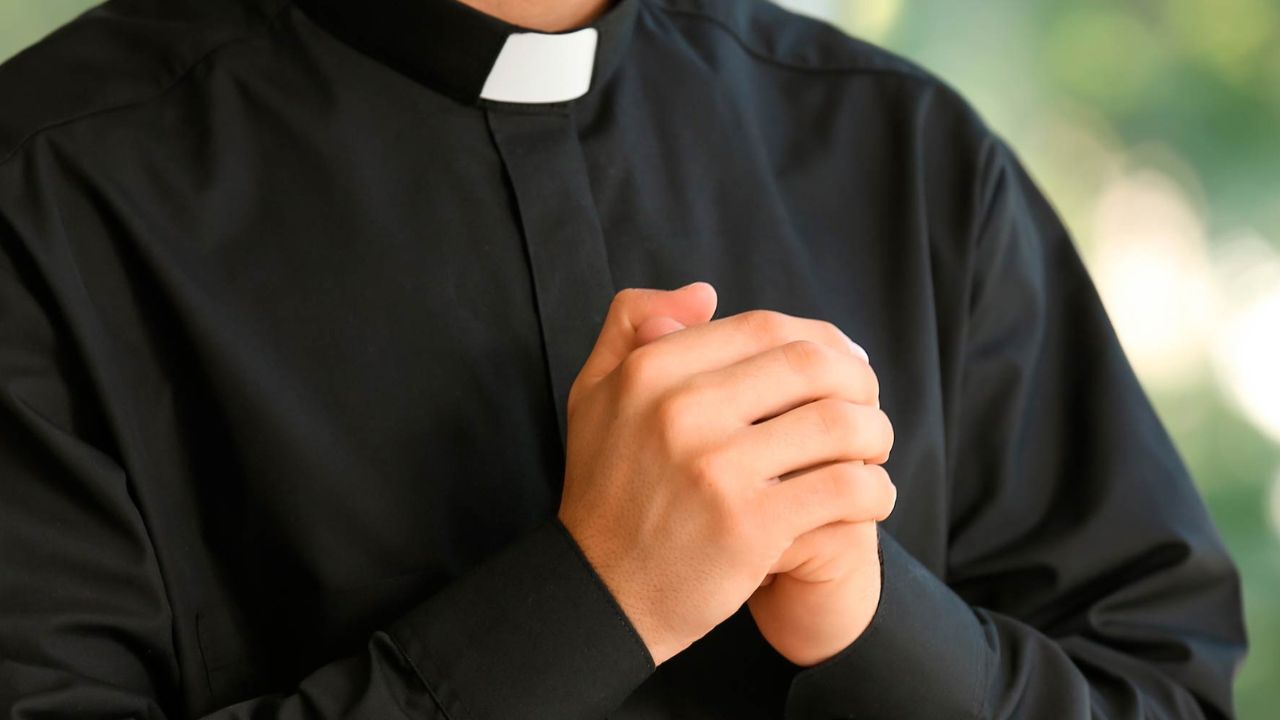 Sacerdote dio refugio y comida a joven que lo terminó golpeando y le robó camioneta