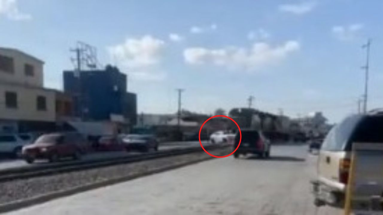¡De película! Tren arrastra a un vehículo que quiso cruzar temerariamente las vías en México (vídeo)