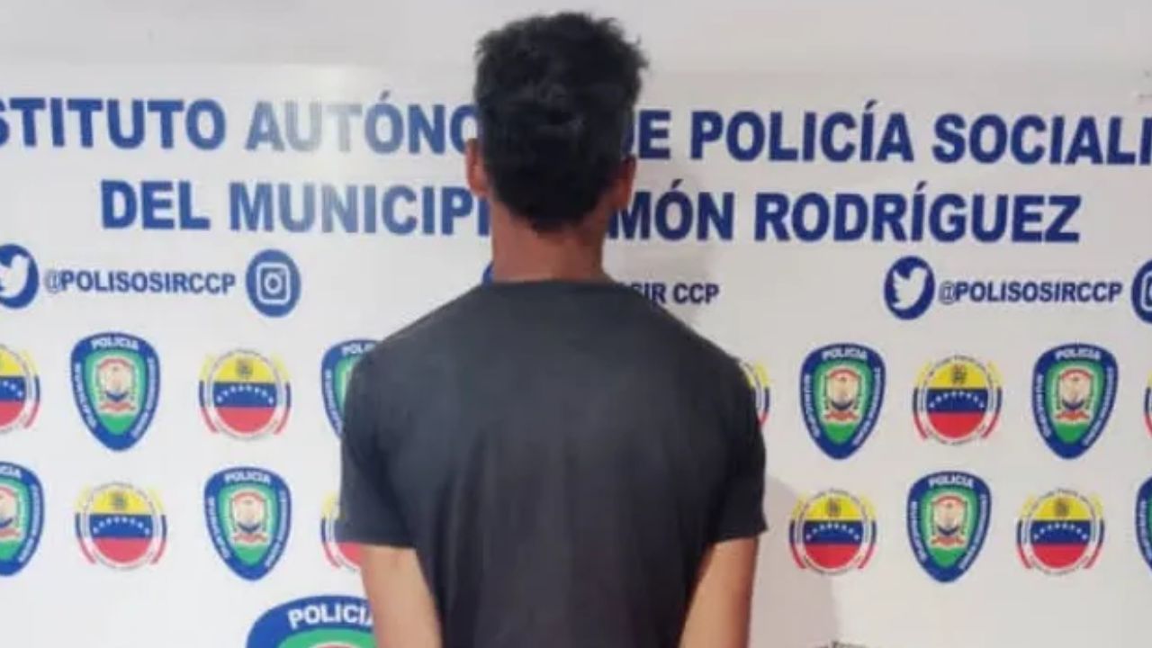 Hombre celoso golpea y corta el cabello de su expareja delante de sus hijos