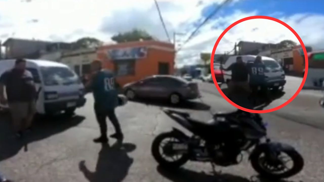 Imagen de Bate vs. casco: hondureños se van a los golpes en calle capitalina