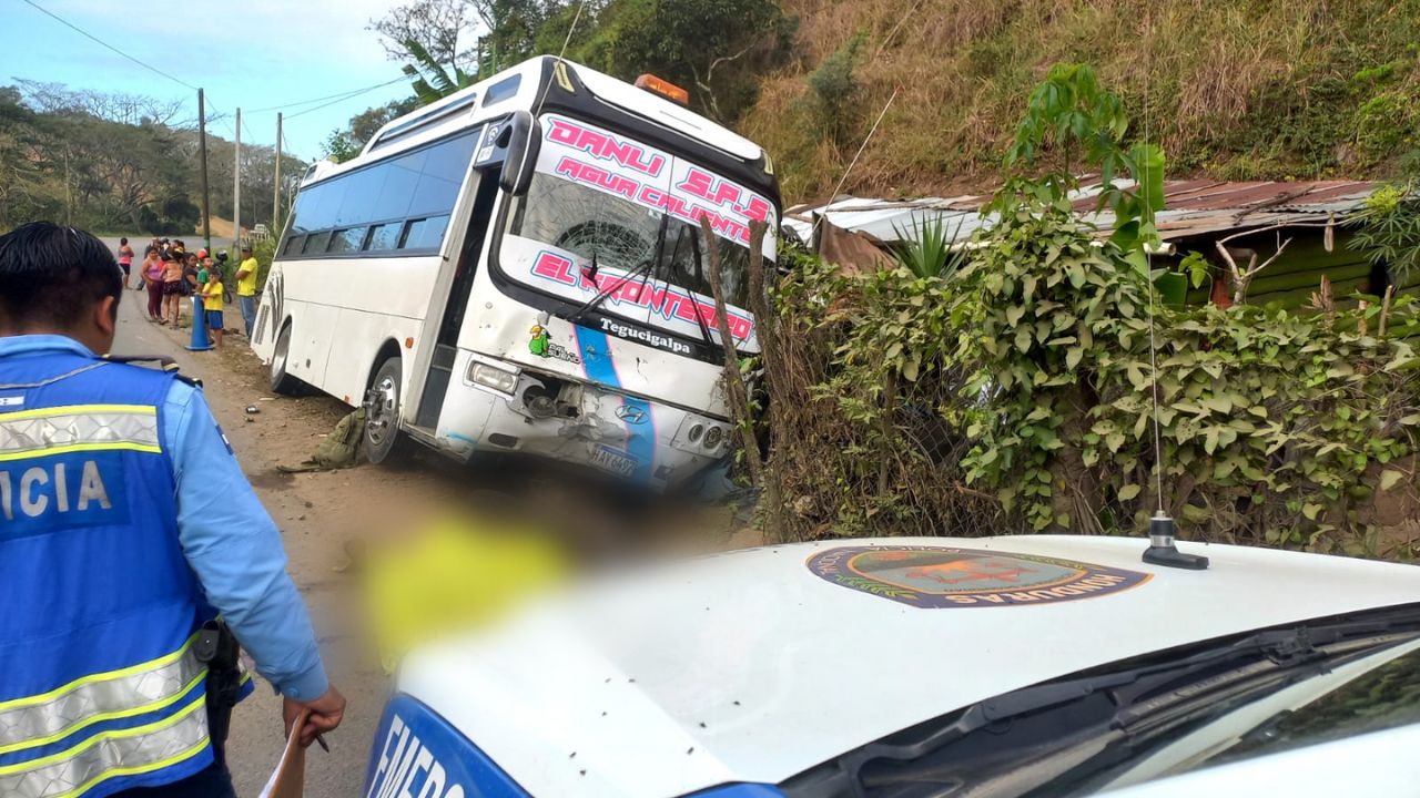 Muere hondureño por bus que intentó rebasar a otro en Santa Bárbara