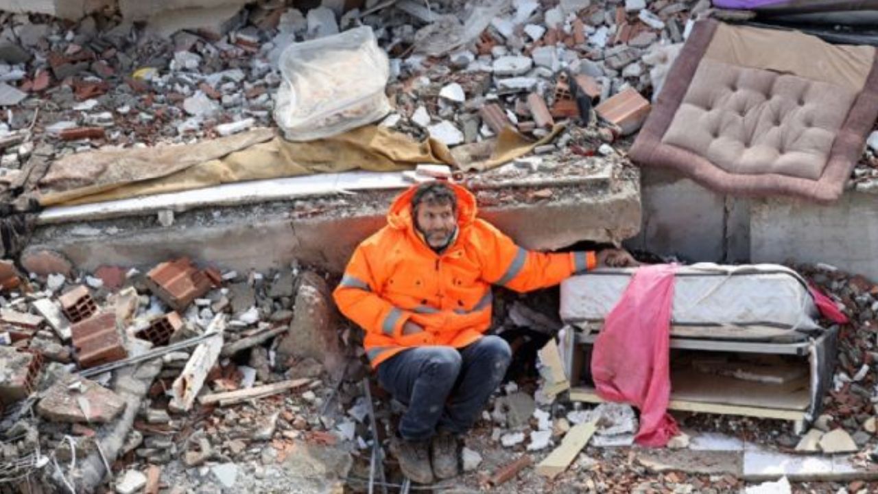 Desgarradora fotografía: hombre se aferra a mano de su hija muerta bajo escombros en Turquía