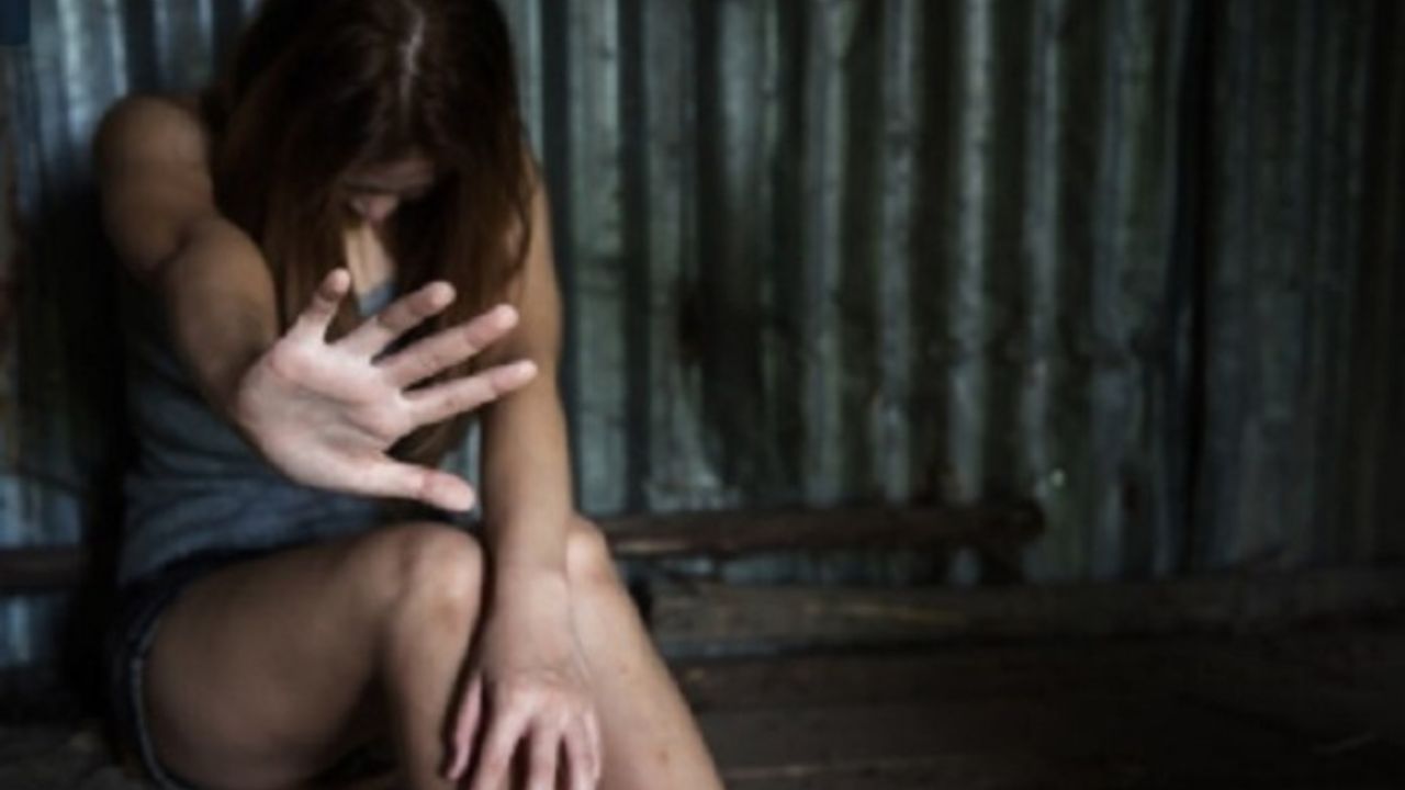 Joven acudió a cita y la persona la entregó a dos hombres que la violaron