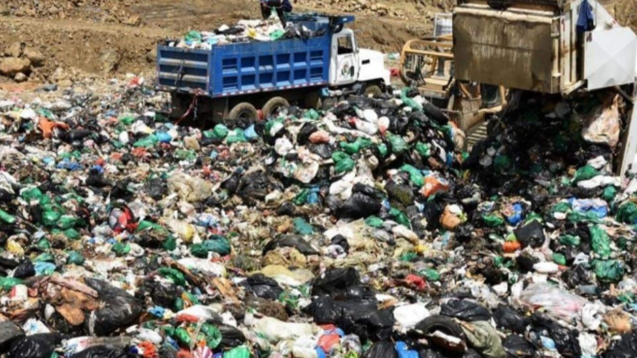 Imagen de Mujer dio a luz a bebé en un basurero municipal y lo dejó abandonado