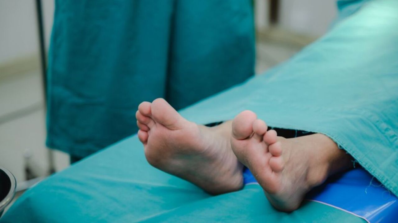 Mujer mató a su hijo de 3 años porque se orinó en la cama