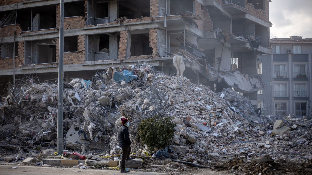 Turquía sufre nuevo terremoto de 6.4 grados; alertan de posible tsunami