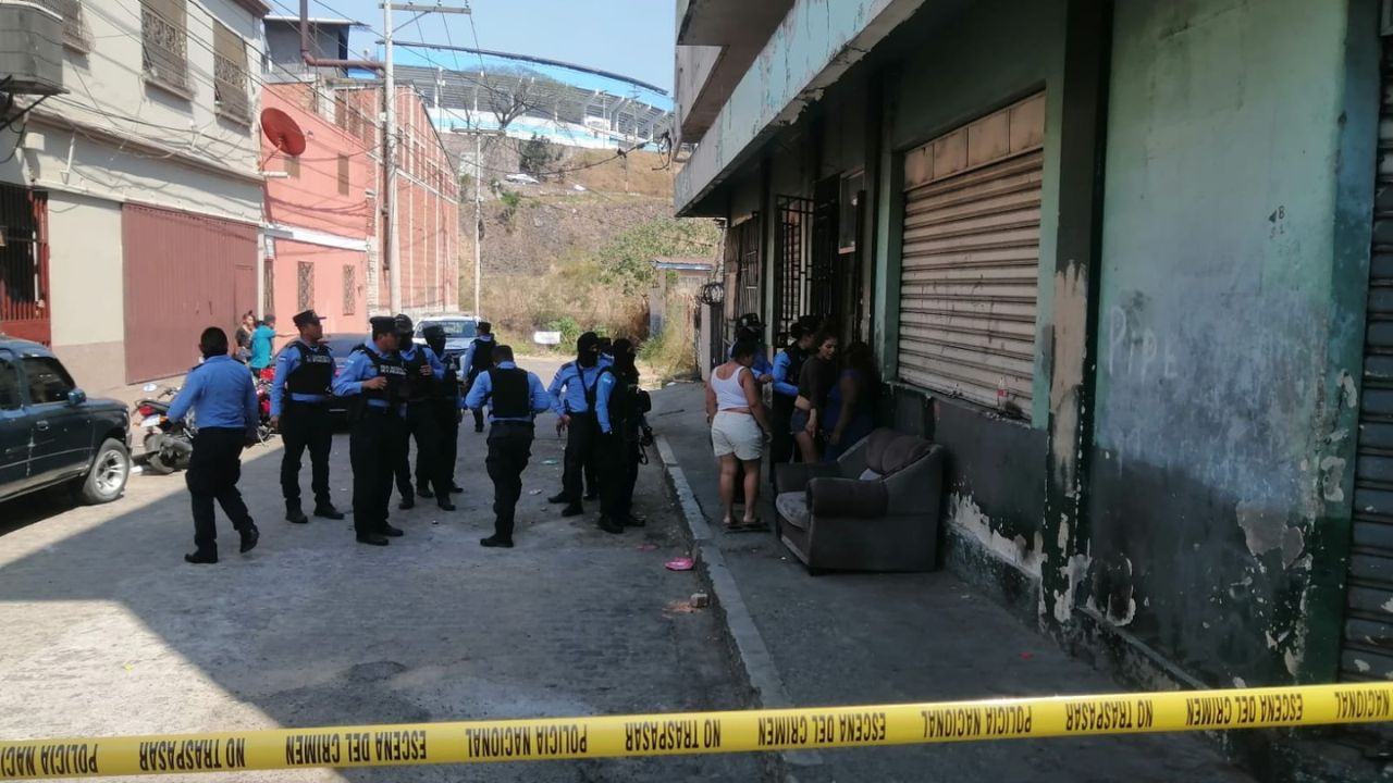 Un objetivo, un menor detenido, y un fusil AR-15: las pistas de la masacre en Comayagüela