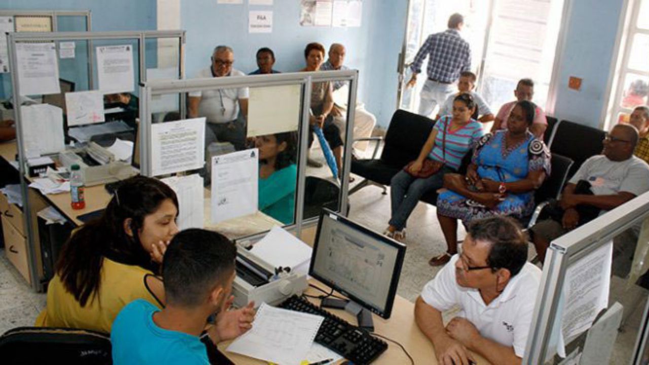 Más de 40,000 empleados públicos recibirán aumento de L1,200 mensuales