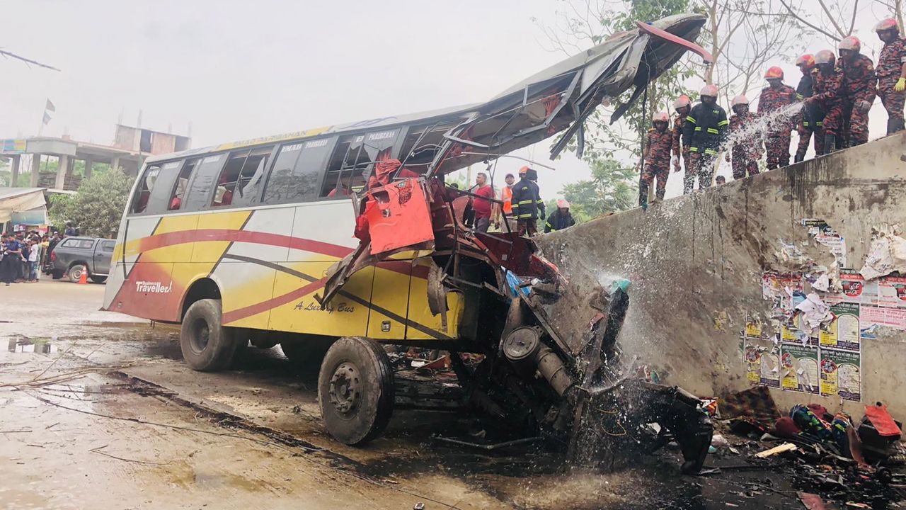Al menos 19 muertos al caer un autobús en una zanja en Bangladesh