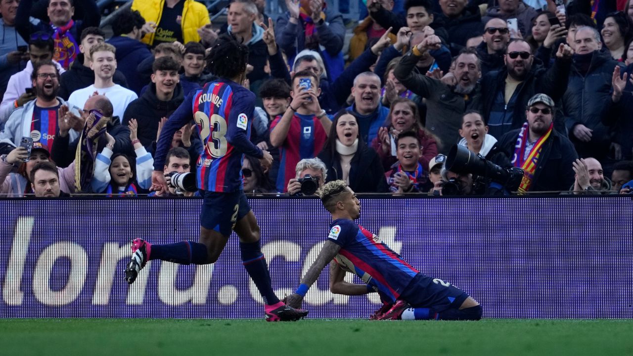 Barcelona, con uno menos, derrota a Valencia y se afianza en el liderato