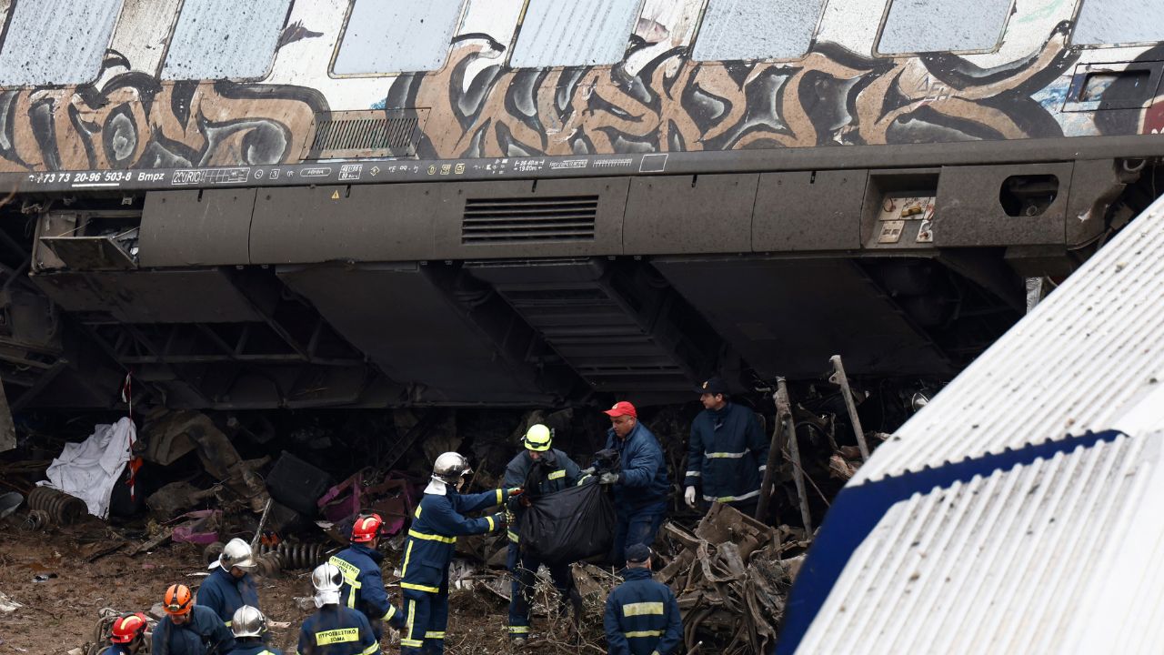 Imágenes: Mortal choque de dos trenes deja casi 40 muertos en Grecia