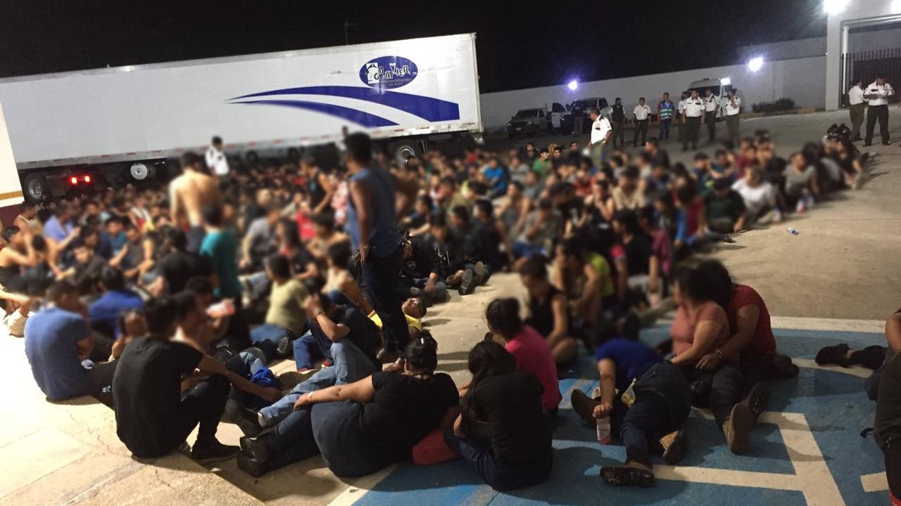 Encuentran a 343 migrantes en un tráiler en México; hay más de 100 niños
