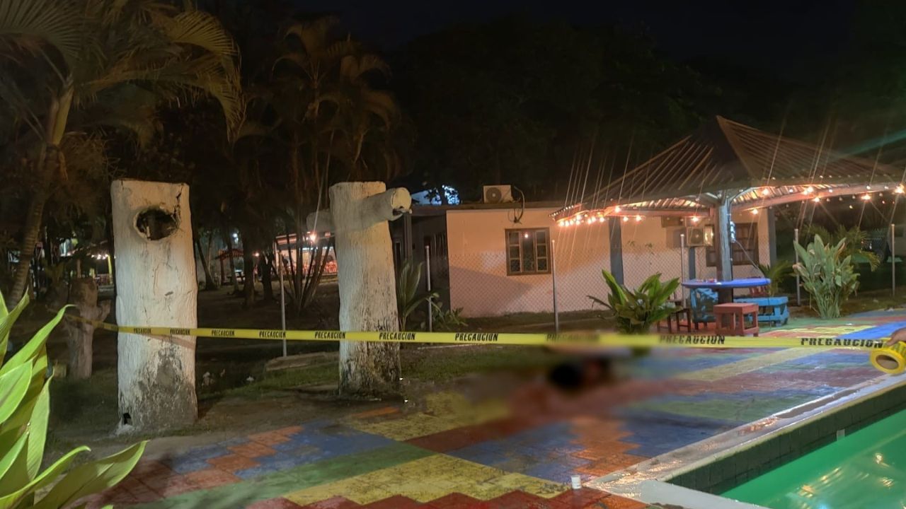 Uno quedó cerca de la piscina: sicarios llegaron a balneario y acribillaron a dos jóvenes