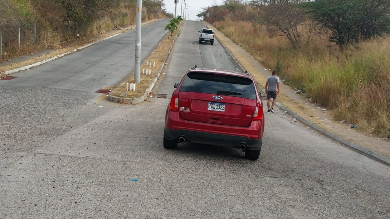 Aparece vehículo abandonado de fiscal presuntamente desaparecido