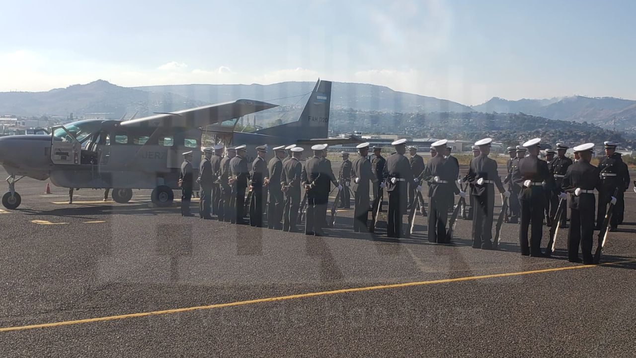 Llega avión con cuerpos de dos navales fallecidos en hospital de México