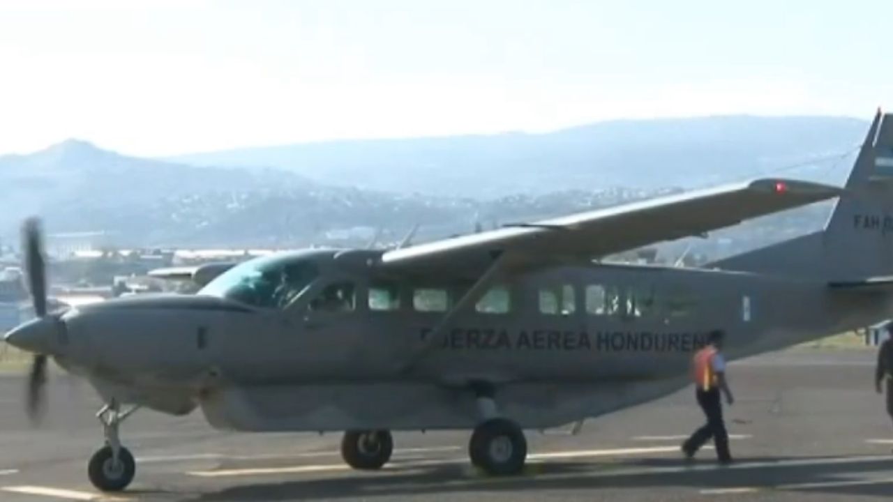 Llega avión con cuerpos de dos navales fallecidos en hospital de México