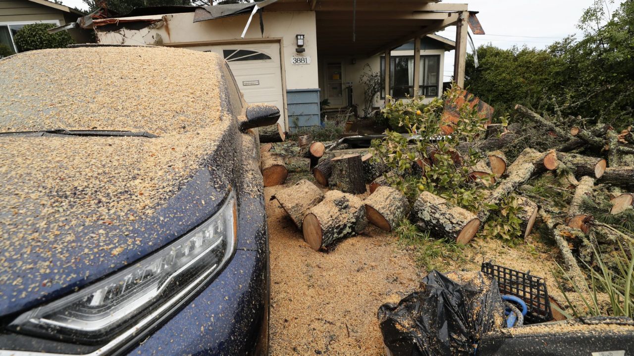 Tormenta en California deja 5 muertos y miles bajo orden de evacuación
