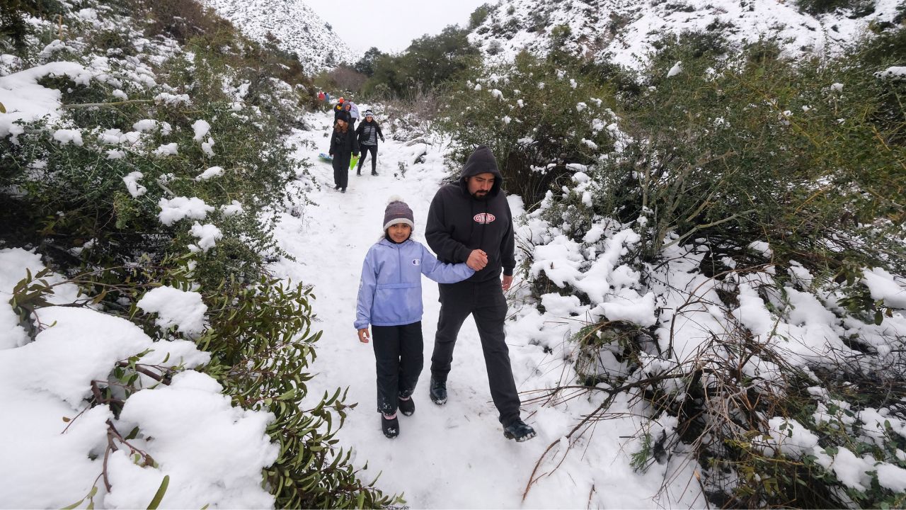 Tormentas de nieve dejan al menos 12 muertos en California, EE. UU.