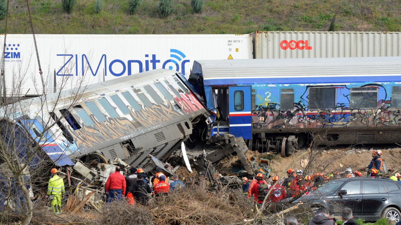 Imputan a jefe de estación por choque de trenes que dejó 57 muertos en Grecia