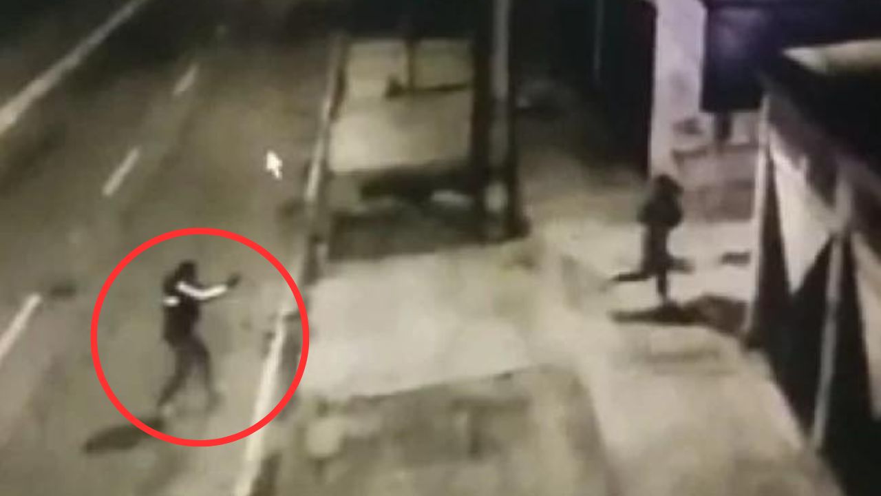 Vídeo capta cómo hombre mata a uno de 3 ladrones que robaron su bicicleta