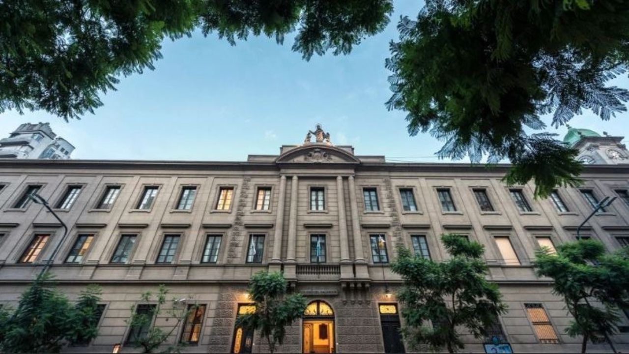 Padres de colegio jesuita de Chile denuncian violaciones masivas dentro del instituto